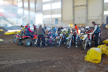 Noored motohuvilised said laagris olles teha nii üldfüüsilist trenni kui ka teadmisi liikluseeskirjast.      Foto: REET LULLA