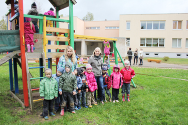 Võrumaa kutsehariduskeskuse turismikorralduse teise kursuse õpilased Birgit Pettai ja Marilin Peedosk Lõopesa rühmaga. 	 Foto: ERAKOGU