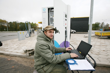 Firma ABB automaatikainsener Ahto Palmre eile keskpäeval Võrus Olerexi tankla juures maakonna esimest kiirlaadijat töökorda seadmas.  Foto: INNO TÄHISMAA