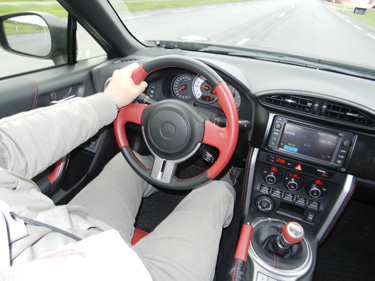 Kui mitte koonerdada ja tellida soojendusega nahkistmed, on sisu igati auto välimust ja võimekust väärt. Prantsuse õmblused, punane nahk, raadio all asuv tumbler-lülitite rida, kevlarit imiteerivad pinnad armatuuril ja alumiiniumpedaalid annavad esimesel sissekiikamisel märku, millega tegu. Baasvarustuses on olemas kõik alates kahetsoonilisest kliimast korraliku USBga ja puutetundliku ekraaniga stereosüsteemini välja. Roolile, mida ei tahakski käest lasta, selle juhtimise nuppe ei panda – pole auto seisuse kohane. Tagaistmed, mille ees jalaruumi ilmselgelt napib, on kokkupandavad ja tootja väitel võib sinna mahutada trekisõidul kasutatava rehvide komplekti, kui omanikul nädalavahetusel hobispordiplaanid tekivad. Meie oludes saab talverehve vahetama sõita ilma eraldi saateautota. See-eest Led-tehnoloogia pluss ksenoon, võtmeta sisenemine ja nupust käivitamine on standardvarustuses.    Foto: MIHKEL VANARI