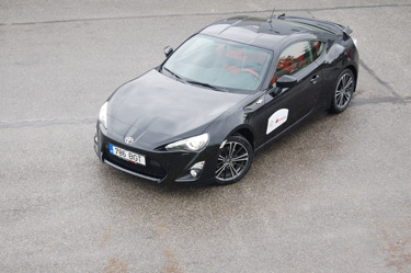 Väliskujus on aimata Toyota traditsioone, mis lubab oletada, et idee ja disain pärineb just Toyotalt. Kas klassikaline tagaveoline kaheukseline vabalthingava forsseeritud mootoriga GT 86 toob hiigelkontserni taas sportkupeede tootjana tegijate hulka? Ilmsed on vihjed legendaarse Toyota AE86-le. Viimane Celica tuli konveierilt kuus aastat tagasi. Vahepeal on Toyota kilbil olnud Prius, säästlikkus ja kvaliteet – kas tegu on vapilooma vahetusega? Neli aastat ja neli kontsepti – FT-86, FT-86 G Sports, FT-86 II ja Scon FR-S – annavad tunnistust, et GT 86 pole juhuslik idee. Konkurent on talle ilmselt oluliselt kallim Porsche Cayman. Toyota tuuningupartner on juba lisanud mootorile nii turbo kui ka kompressori EJ257 Impreza WRX STI-lt – tulemuseks mõõdeti 320 hj ja 421 Nm ning kapoti alla mahtus kõik ära ilma midagi muutmata. Euroopa esindustesse on saabumas Toyota Racing Development (TDR) tuuningkomplektid. Hetkel pakutakse vaid 1250eurost välist lisaspoilerite tuuningpaketti Aero. Foto: MIHKEL VANARI