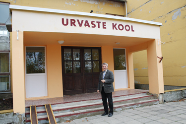 Urvaste kooli direktor Kalmer Sarv on õnnelik, sest tema arvates teab kogu koolimeeskond, mida ta tahab. Foto: MAARJA KAIV