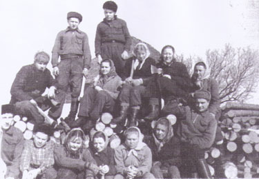 Vana-Antsla 1960. aasta vilistlased 1959. aasta kevadel Kuldre kolhoosis karjaaia postide virna otsas. Foto: ERAKOGU