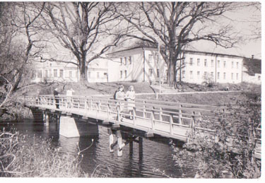 Vana-Antsla aastal 1963. Esiplaanil armusild, hiidtammede taga paistavad ühiselamuvõimla ja loss. Foto: ERAKOGU