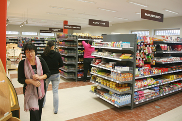 Vaade Võrumaa Toidukeskuse müügisaali teisipäeval, kui käisid viimased ettevalmistustööd. Foto: INNO TÄHISMAA
