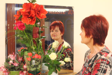 Juuksur Leili Kase peegli ees on endale sobiva juukselõikuse saanud nii mehed kui ka naised, viimasel ajal küll ainult mehed. Foto: ANDREI JAVNAŠAN