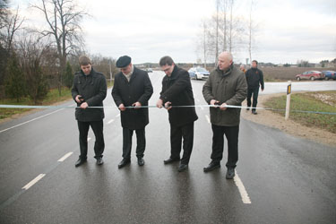 Võru–Räpina maantee 14,5 km teelõigu avasid teisipäeval piduliku lindilõikamisega (vasakult) Lasva vallavanem Juris Juhansoo, maan- teeameti lõuna regiooni ehitusdirektor Janar Taal, ASi Kagu Teed juhataja Tarmo Mõttus ja Võru vallavanem Georg Ruuda.    Foto: INNO TÄHISMAA