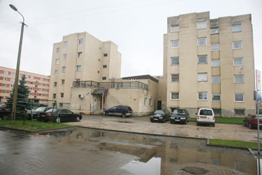 Hoonekompleks Võrus taluturu juures aadressil Lille 15. Vaidlusalused korterid paiknevad maja keskosas, kus varem olid ühiselamu klubi- ja puhkeruumid. Foto: INNO TÄHISMAA