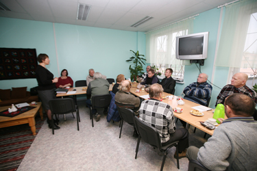 Hetk eilselt rahandusministeeriumi ning maksu- ja tolliameti ametnike kohtumiselt Võru inimestega, mis toimus pensionäride päevakeskuses. Foto: INNO TÄHISMAA