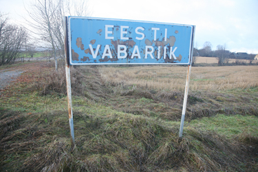Justkui sõjas räsida saanud silt Eesti–Vene piiril endise Meremäe piiripunkti juures. Foto: INNO TÄHISMAA
