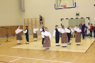1. ja 2. klassi õpilased demonstreerisid rahvatantsuringi tegevust. Foto: BIRGIT PETTAI