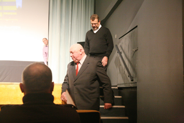 Elutöö auhinna saanud legendaarne krossihuviline Vello Saarman (esiplaanil), tema taga tuleb lavalt alla Mati Heinsar. Foto: INNO TÄHISMAA