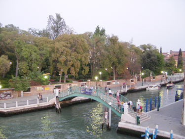 Maailma omapäraseimas linnas Veneetsias elab umbes veerand miljonit inimest 18 saarel. Algselt oli saari koguni 118. Veneetsia on Euroopa suurim autovaba piirkond. Kogu liiklemine ajaloolises kesklinnas toimub jalgsi. Suure hulga treppide tõttu pole võimalik kasutada ka jalgratast, mopeedidest rääkimata. Ainsaks transpordivahendiks on veesõidukid. Üle kanalite on Veneetsias umbes 400 silda. Pildil on üks rohkem kui 100 kanalist. Foto: ANU-CRISTINE TOKKO
