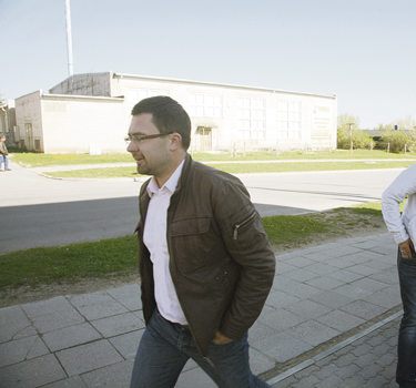 Fotomeenutus tänavuse aasta maikuust, kui toonane linnapea Kristjan Võrno põgenes ajakirjaniku küsimuste eest. Sama stiili jätkab linnavolikokku naasnud Võrno praeguseni.    Foto: INNO TÄHISMAA