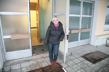 Endisi Wermo hooneid haldava OÜ Neveri juht Anita Hoole seisab endise Wermo peamaja uksel, kust pärast jõule hakkavad sisse ja välja käima Kreutzwaldi gümnaasiumi õpilased.  Foto: INNO TÄHISMAA