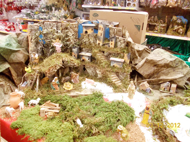 „Presepe” ehk Jeesuslapse sündi kujutav makett. Muide – kaubamajas tuli üks mees mu juurde ja ütles, et pildistamine on keelatud. Seletasin siis Võrumaa Teataja erisoovist saada paar pilti meie kultuuride erinevuse tõestuseks ja siis mees rahunes.  Foto: ANNELI TREUMUTH