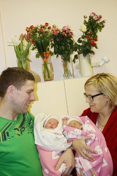 Õnnelikud lapsevanemad Karin Laiv ja Indrek Aljes oma pisikestega. Foto: JOOSEP AADER