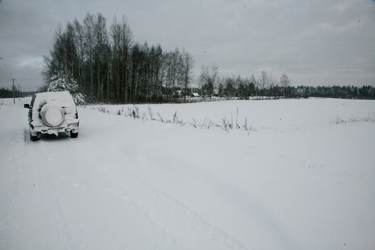 Üks pilt Lasva valla Pera küla teede ristmikust, mis laupäeva keskpäeval oli täiesti kinni tuisanud, nii et seal võis liikuda ainult maastikuautoga. Foto: INNO TÄHISMAA