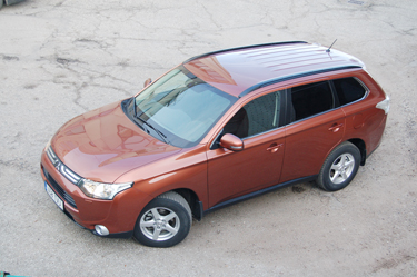 Kui vaadata eraldi uue Outlanderi esi- või tagaosa, jääb korporatiivsete elementide rohkuse tõttu mulje, et oleme seda autot kunagi juba näinud. Samas on uus Outlander visuaalselt oma eelkäijast suurem, madalam ja liigitub pigem neliveoliseks mahtuniversaaliks kui linnamaasturiks. Foto: MIHKEL VANARI