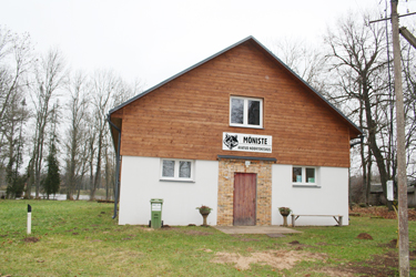 Mõniste noortekeskuse maja on renoveeritud PRIAst saadud rahaga.      Foto: MAARJA KAIV