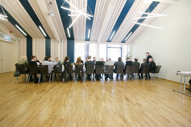 Tegemist pole peielauaga uues Võrumaa Toidukeskuse peosaalis, vaid pildil on hetk regionaalministri Siim Valmar Kiisleri kohtumisest Võrumaa omavalitsusjuhtidega reede keskpäeval.    Foto: INNO TÄHISMAA