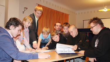 Otsuste tegemisel ollakse Rõuge vallas avatud kõikidele ettepanekutele, tähtis on ka kohalike noorte arvamus. Vallavanem Tiit Toots tutvustamas noortekeskuses valla tulevikuplaane. 	 Foto: Karel Saarna