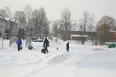 Vaade Kagu- ja Spordikeskuse vahelt Petseri tänava poole, kus hakkab tulevikus kulgema praeguse jalakäijate silla kohal sõidutee, mis ühendab Vilja ja Jüri tänavat. Foto: INNO TÄHISMAA