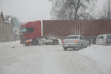 Libedale teele seisma jäänud Läti numbrimärkidega rekka eile Kreutzwaldi ja Jaama tänava nurgal.    Foto: INNO TÄHISMAA
