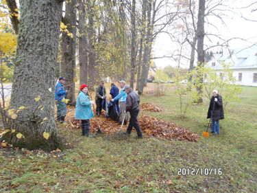 Sügistöö hooldekogu pargis.   Foto: ERAKOGU