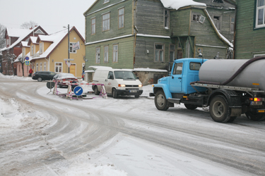 Eile hommikul käisid trassi lõhkemise kohas Vabaduse tänaval Võru kaubamaja vastas torutööd.  Foto: INNO TÄHISMAA 