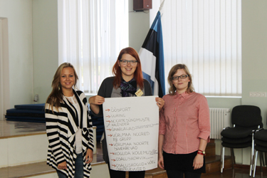 Vasakult Kristina Kraani (noorsootöötaja), Einike Mõttus (juhataja), Stiina Kütt (noorsootöötaja) Võrumaa noorte partnerlusseminaril Võru Kesklinna gümnaasiumis käesoleva aasta septembris.  Foto: ERAKOGU