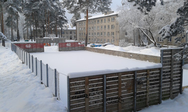 Laane tänava korterelamute hoovis olev uisuväli. Foto: KADRI NAGEL