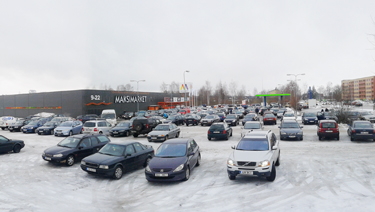Autodetulv Võru Maksimarketi juures vana aasta viimasel päeval. Samasugune tunglemine valitses Võru kaubanduses jõulude-eelsel ajal.  Foto: AIGAR NAGEL