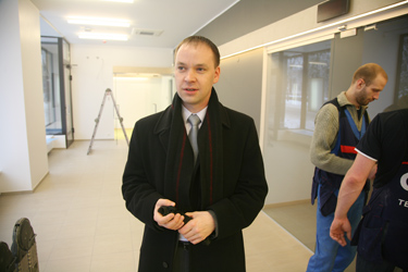 SEB Lõuna regiooni erakliendisuhete juht Aivo Renser eile panga Võru kontori uusi ruume tutvustamas. Foto: INNO TÄHISMAA
