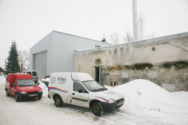 Eile olid Antsla katlamaja juures OÜ Wetorex töömehed viimaseid seadmeid paigaldamas, tagaplaanil on näha uus hakkpuiduhoidla. Foto: INNO TÄHISMAA 
