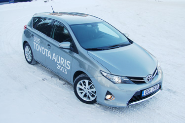 Auris näitab Toyota kontserni sõiduautode uut nägu. Pikad, kitsad, radiaatorivõresse ulatuvad Keen Look (terav pilk) esilaternad ja Under Priority (rõhk allapoole) stiilis suured trapetsikujulised õhuvõtuavad kaitseraua alaosas. Kui tema eelkäijale heitsid mõned ette ilmetust, siis tänapäevane Auris paneb järele vaatama. Foto: MIHKEL VANARI