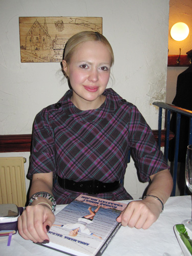 Anna-Maria nädal tagasi oma raamatuga Londoni kesklinnas asuvas Itaalia restoranis Sugo.  Foto: MAARJA KAIV