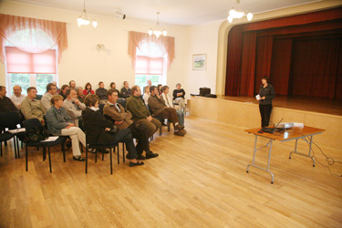 Fotomeenutus Haanja looduspargi kaitse-eeskirja viimaselt avalikult arutelult Haanja rahvamajas 2011. aasta sügisel. Foto: Võrumaa Teataja