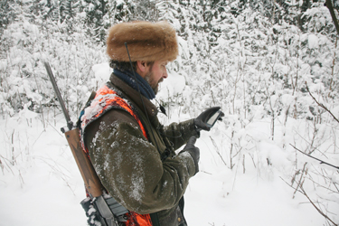 Tänapäevane jahipidamine. Pildil Rõuge jahiseltsi ülem Aare Vumba jälgimas jahi käiku mobiiltelefoni ekraanilt. Foto: INNO TÄHISMAA