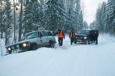 Kui üks auto vajub kraavi, tulevad kolleegid appi. Foto: Võrumaa Teataja