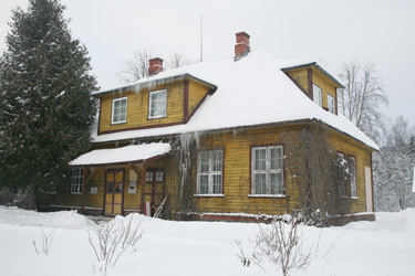 Nursi külakeskuse hoone, mis saab kaitseministeeriumilt 45 000 eurot katuse vahetuseks.   Foto: INNO TÄHISMAA