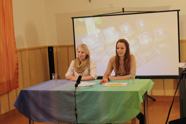 Rõuge TV lõbusad saatejuhid Katri Kõva (vasakul) ja Liivika Koobakene (paremal). Foto: BIRGIT PETTAI