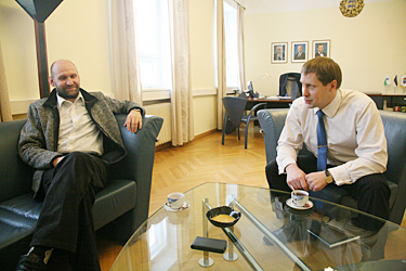 Põllumajandusminister Helir-Valdor Seeder (vasakul) eile Võru maavanema kabinetis kohtumas maavanem Andres Kõivuga.   Foto: INNO TÄHISMAA