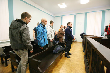 SMS-laenude süüasjas kohtu alla antud noormehed detsembri keskel Võru kohtumaja saalis kohtuniku sisenemise ajal enne kohtuotsuse kuulamist.	Foto: INNO TÄHISMAA