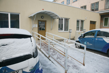Võru linna sotsiaaltööosakond linnavalitsuse maja hoovi peal, kus jagatakse igapäevaselt toiduabi ja mille välisukse taha, eeskotta pannakse kastiga iga päev kella 14 ajal toiduaineid. Vajadusel viiakse kaup abivajajale elektriautoga koju kätte.  Foto: INNO TÄHISMAA