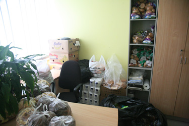 Pildil on näha toiduabipakid ühes Võru linnavalitsuse sotsiaaltööosakonna kabinetis enne laiali jagamist. Foto: Võrumaa Teataja