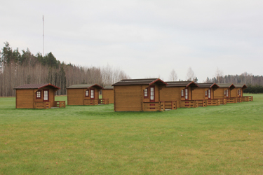 Kirsi talu territooriumil on ka kümme neljakohalist kämpingut, kus on kokku 40 kohta.        Foto: BIRGIT PETTAI