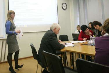 Võru linnavalitsuse arendusnõunik Tiina Hallimäe (vasakul) eile Võru volikogu istungil tutvustamas niinimetatud puhta gümnaasiumi projekti.   Foto: INNO TÄHISMAA