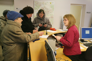 Võru linna eakad eile kella 12 ajal linnavalitsuse infosaalis hankimas infot tasuta bussisõidu avalduste täitmise kohta. Paremal jagab selgitusi avaliku teabe spetsialist Anneli Nelk.   Foto: INNO TÄHISMAA