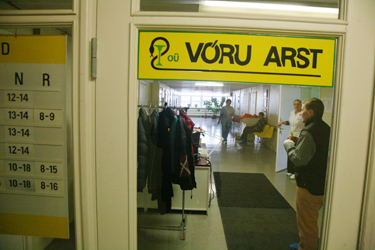 Eile oli polikliiniku majas asuvate perearstikabinettide juures pidevalt sagimist.    Foto: INNO TÄHISMAA